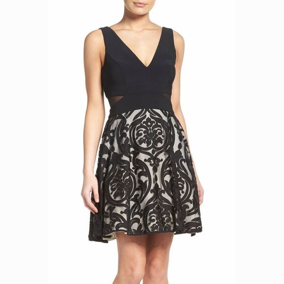 New! XSCAPE Women's Scroll Motif Illusion Cutout Dress V-Neck V-Back Black - Picture 4 of 7